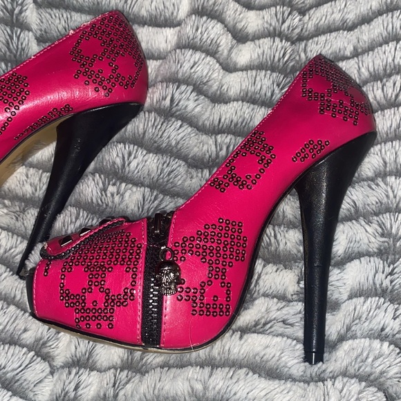 Pink high heels with skull zipper rare  size 6  or size 37 it shows barley worn - Picture 3 of 7